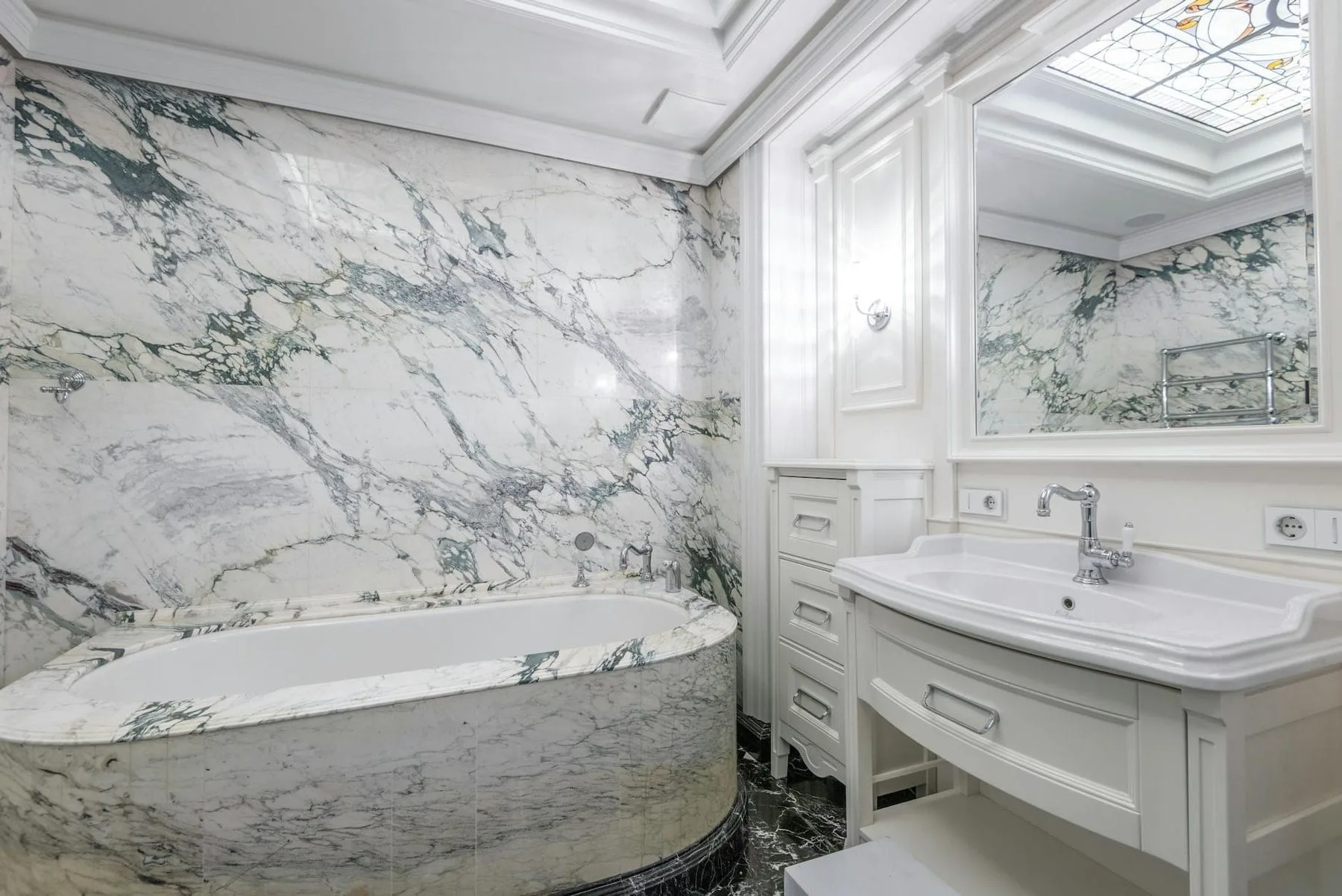 Bookmatched marble slab — flooring and feature-wall stock